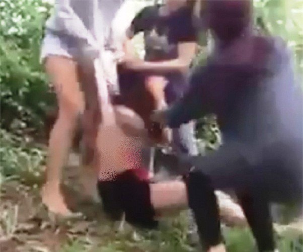 Vụ cô gái bị đánh hội đồng, lột áo: Xác định người tung clip