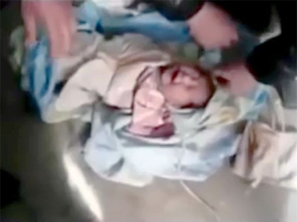 Xót xa cảnh em bé sơ sinh bị mẹ vứt trong hầm chứa toilet