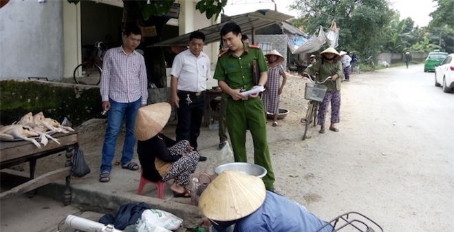 Bà lão trình báo bị thôi miên, mất tài sản sau cái vỗ vai