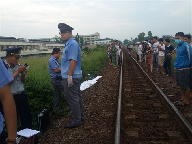 Bàng hoàng thanh niên bị tàu hỏa kéo lê 100m, tử vong