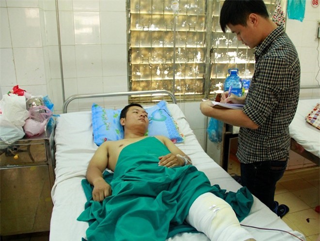 CSGT bị côn đồ dùng gạch ném vỡ xương bánh chè