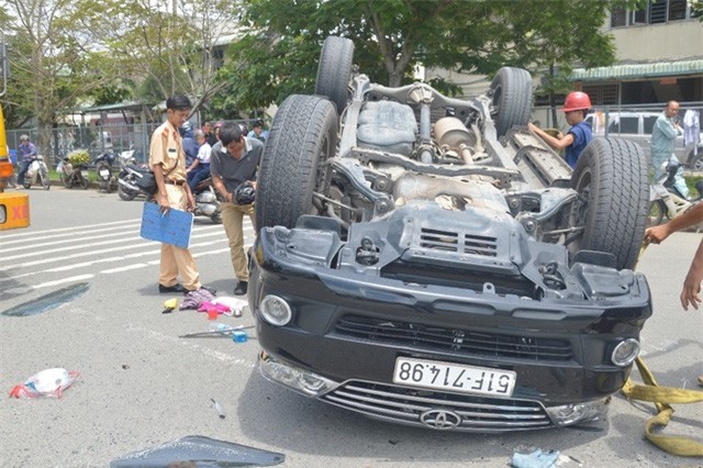 Xe tải tông ô tô Fortuner lật ngửa trên đường phố Sài Gòn