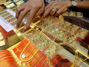 Giá vàng chiều 5/10: Vàng SJC mất giá thê thảm