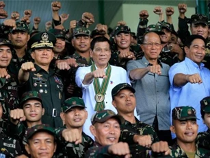 Hóa ra Duterte dọa "chia tay" Mỹ là vì... vũ khí