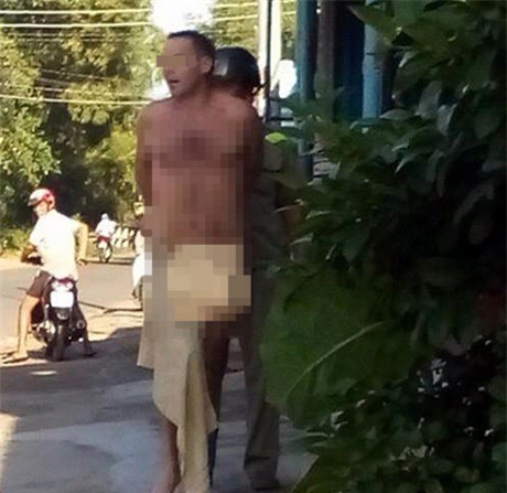 Sốc: Du khách người Anh "phê thuốc", khỏa thân giữa đường