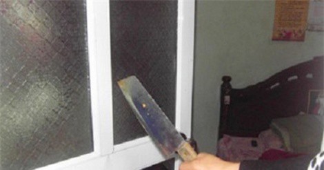 Vợ bị chồng chém gần lìa tay vì không trả lời tin nhắn điện thoại