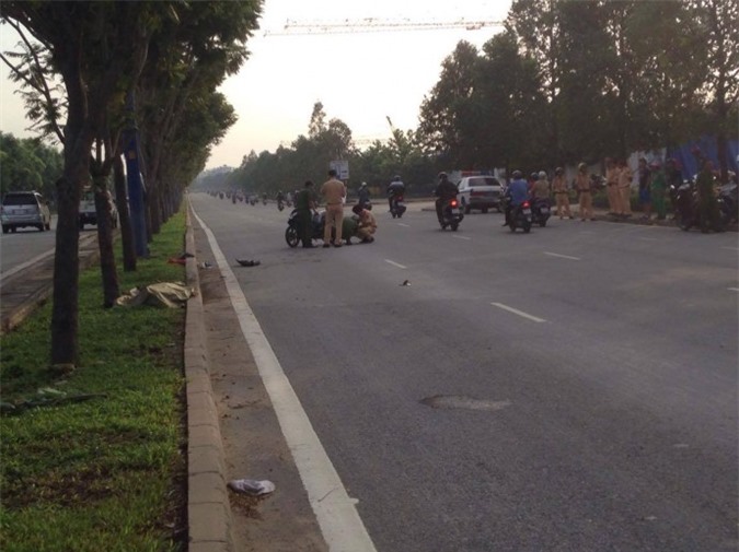 Chồng ôm thi thể vợ òa khóc tại hiện trường sau tai nạn thương tâm 