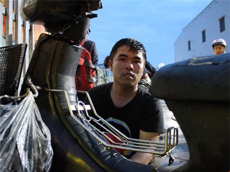 Xúc động câu chuyện của 3 anh em sửa xe miễn phí giúp dân