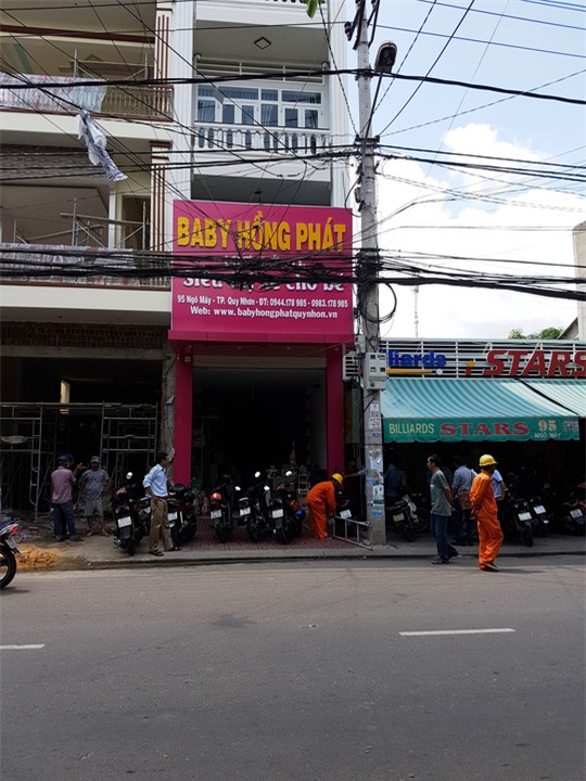 Ba công nhân bị điện giật bỏng nặng lúc lắp biển quảng cáo