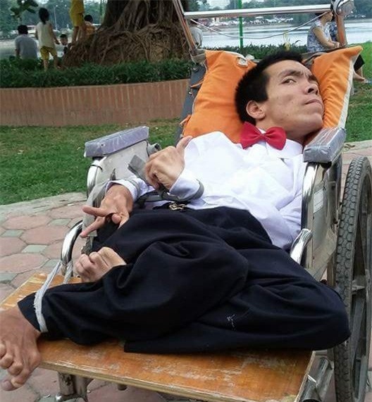 Chàng trai ngồi xe lăn bán hàng rong mong được hiến tạng