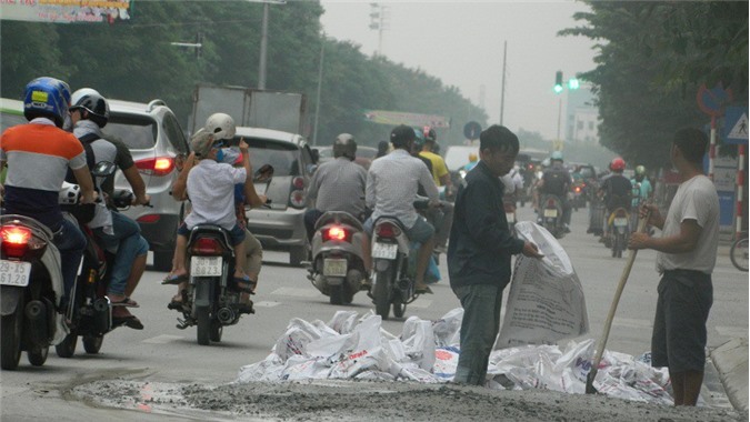 Dự án MBLand Central Point Mỹ Đình: Biến lòng đường thành nơi trộn bê tông