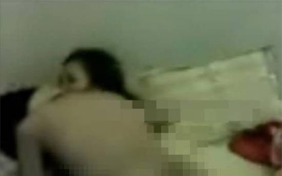 Dùng clip "nóng", ép bạn gái làm nô lệ tình dục