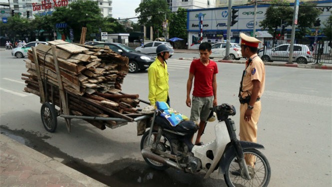 Gần 2.000 xe chở cồng kềnh bị xử phạt trong 1 tuần