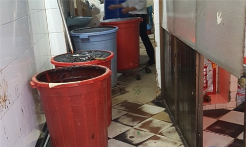 Kinh hoàng tương ớt sản xuất từ nước lã và hóa chất ở Sài Gòn