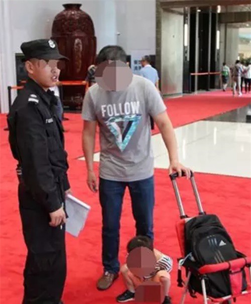 Ông bố thoải mái để con trai "tè bậy" trên thảm đỏ G20 ở Trung Quốc