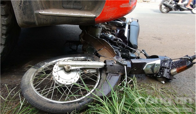 Qua đường ngược chiều, người đàn ông bị xe tải cán tử vong