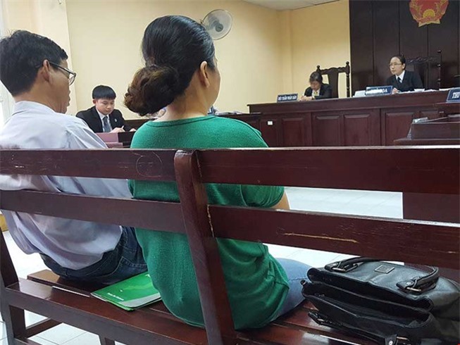 Thắt lòng chứng kiến xét xử vụ bé trai tử vong tại hồ bơi