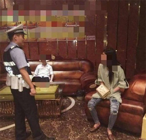 Thiếu tiền trả, thanh niên "gán nợ" bạn gái cho quán karaoke