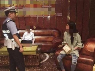 Thiếu tiền trả, thanh niên "gán nợ" bạn gái cho quán karaoke