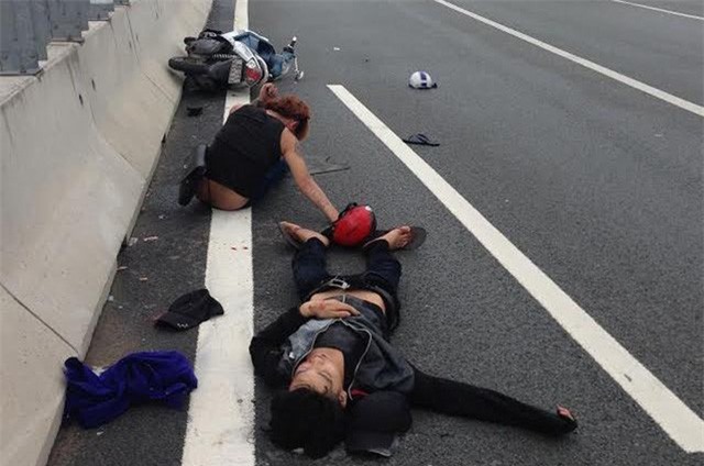 Xe máy rượt đuổi nhau trên đường cao tốc, 2 người gặp nạn