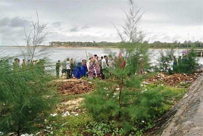 Bàng hoàng phát hiện thi thể chiến sĩ công an trên bãi biển