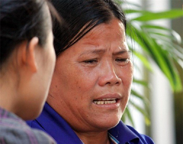 Bé trai tử vong vì xe chở tôn: Vợ người lái xe bật khóc đón chồng tại ngoại