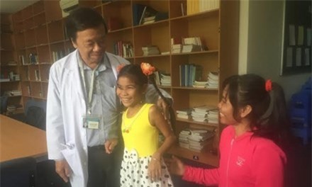 Cô bé "mai rùa" cười vui vẻ trong ngày xuất viện