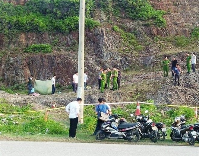 Hốt hoảng thi thể người phụ nữ cháy đen dưới chân đồi