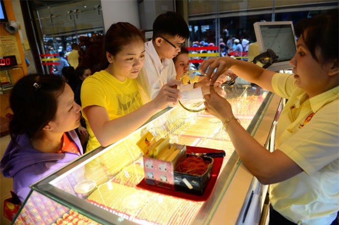 Vì sao giá vàng đang rơi tự do?