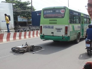 Xe buýt nghi vượt ẩu, tông chết nam thanh niên