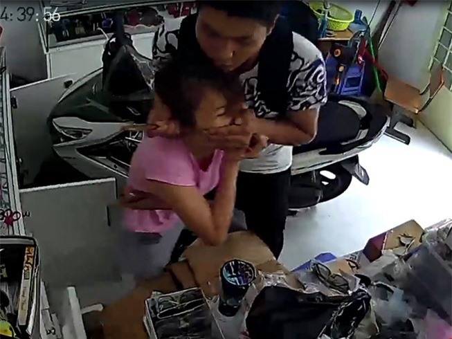 Bắt kẻ cuối cùng trong băng cướp dí dao vào cổ, cướp iPhone