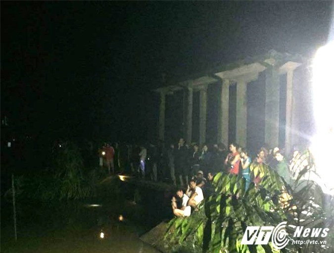 Đi xe máy qua cầu không có lan can, một người ngã tử vong