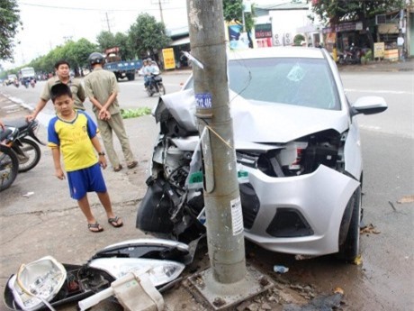 Ô tô mất lái "cắm đầu" vào trụ đèn đường, tài xế đạp cửa thoát thân