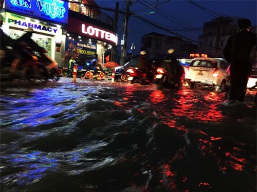 Sài Gòn mưa lớn, ùn tắc kinh hoàng cửa ngõ sân bay Tân Sơn Nhất