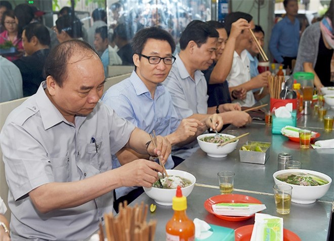 Thủ tướng kiểm tra đột xuất nhà bếp nấu ăn cho công nhân