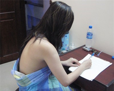 Bắt quả tang "chân dài" bán dâm trong tiệm massage ở Cà Mau