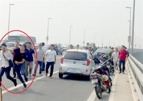 Công an "gạt tay trúng má" phóng viên: Tình tiết mới nhất