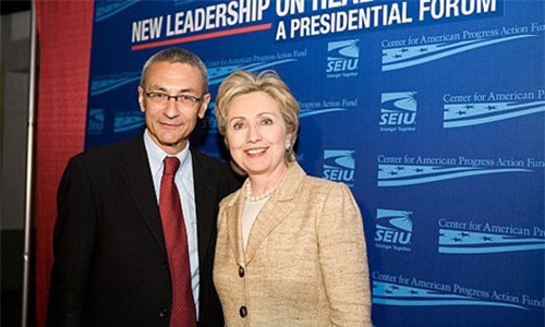 Giám đốc chiến dịch tranh cử của bà Clinton bị rò rỉ hàng nghìn thư mật