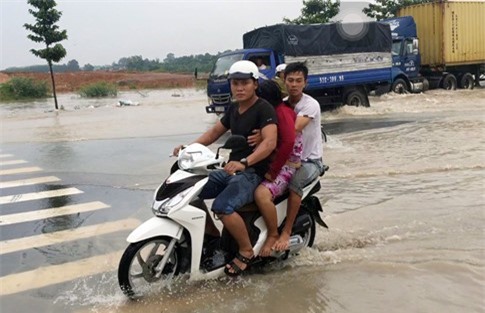 Hai thợ hồ lao xuống dòng lũ cứu một phụ nữ bị cuốn trôi