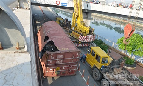 Hơn 7 tiếng "giải cứu" container bị lật trên cầu ở Sài Gòn
