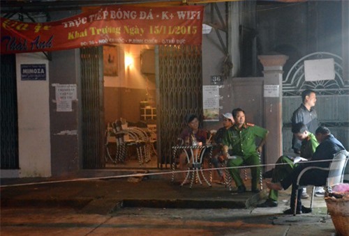 Nam thanh niên bị đâm gục trong quán cà phê