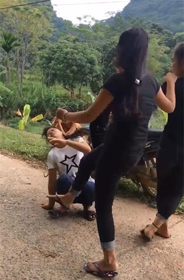 Lại rò rỉ clip nhóm nữ sinh đánh bạn bất tỉnh trên mạng xã hội Facebook