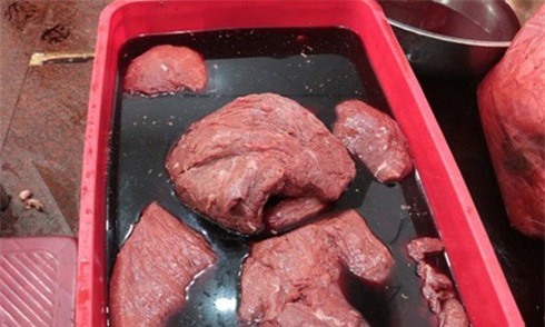 Sốc: Tiểu thương Hà Nội "phù phép" thịt lợn thành thịt bò