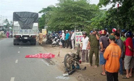 Tai nạn kinh hoàng, con gào khóc chứng kiến mẹ chết thảm