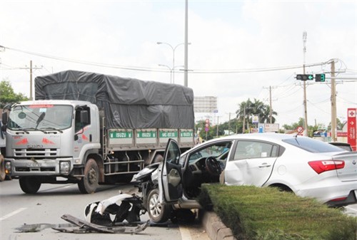 Xe tải húc ô tô vắt ngang dải phân cách, 3 người thoát chết trong gang tấc