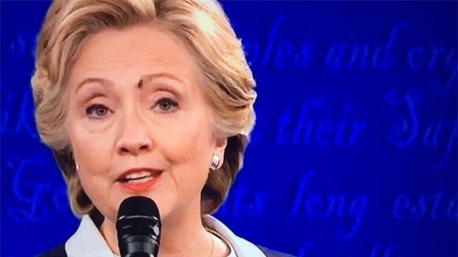 Bầu cử Mỹ: Con ruồi trên mặt bà Clinton trở thành "ngôi sao" mạng xã hội