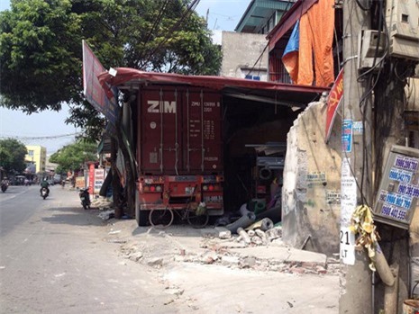 Container mất lái đâm "xuyên thủng" 4 nhà dân