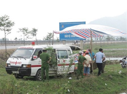Tá hỏa phát hiện người đàn ông chết bên cạnh xe máy ven đường