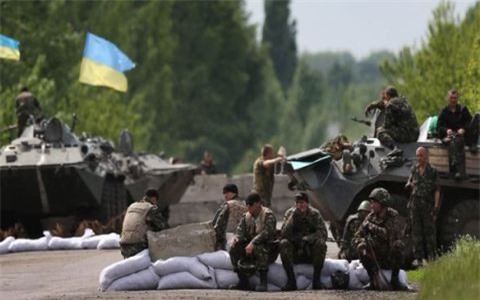Tố phe ly khai vi phạm thỏa thuận Minsk, Ukraine hoãn rút quân ở miền Đông