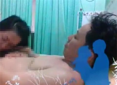 Vì sao Phó giám đốc lộ clip sex bị buộc thôi việc?